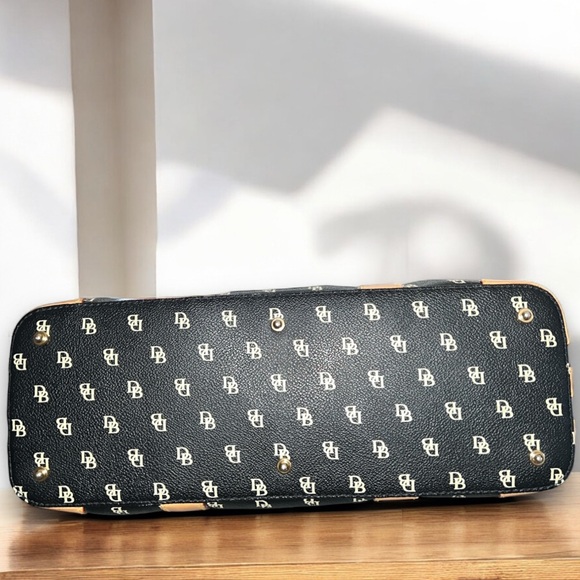 RESERVED for snapolitano60 Dooney and Bourke hand/shoulder bag - Picture 4 of 10